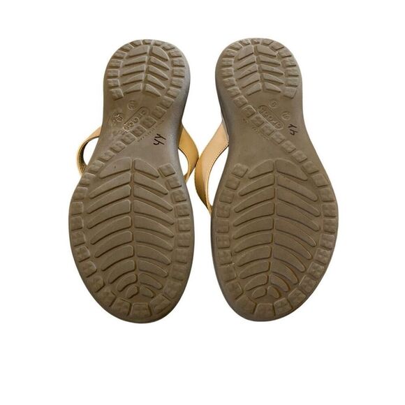 Womans Crocs Tan Sandals Size 9 - Picture 2 of 5
